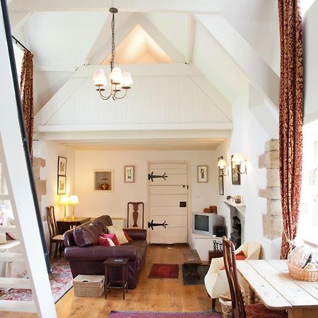 Welsh Gatehouse, Historic Castle Which Can Cater For Electric Vehicle Mathern Exterior foto