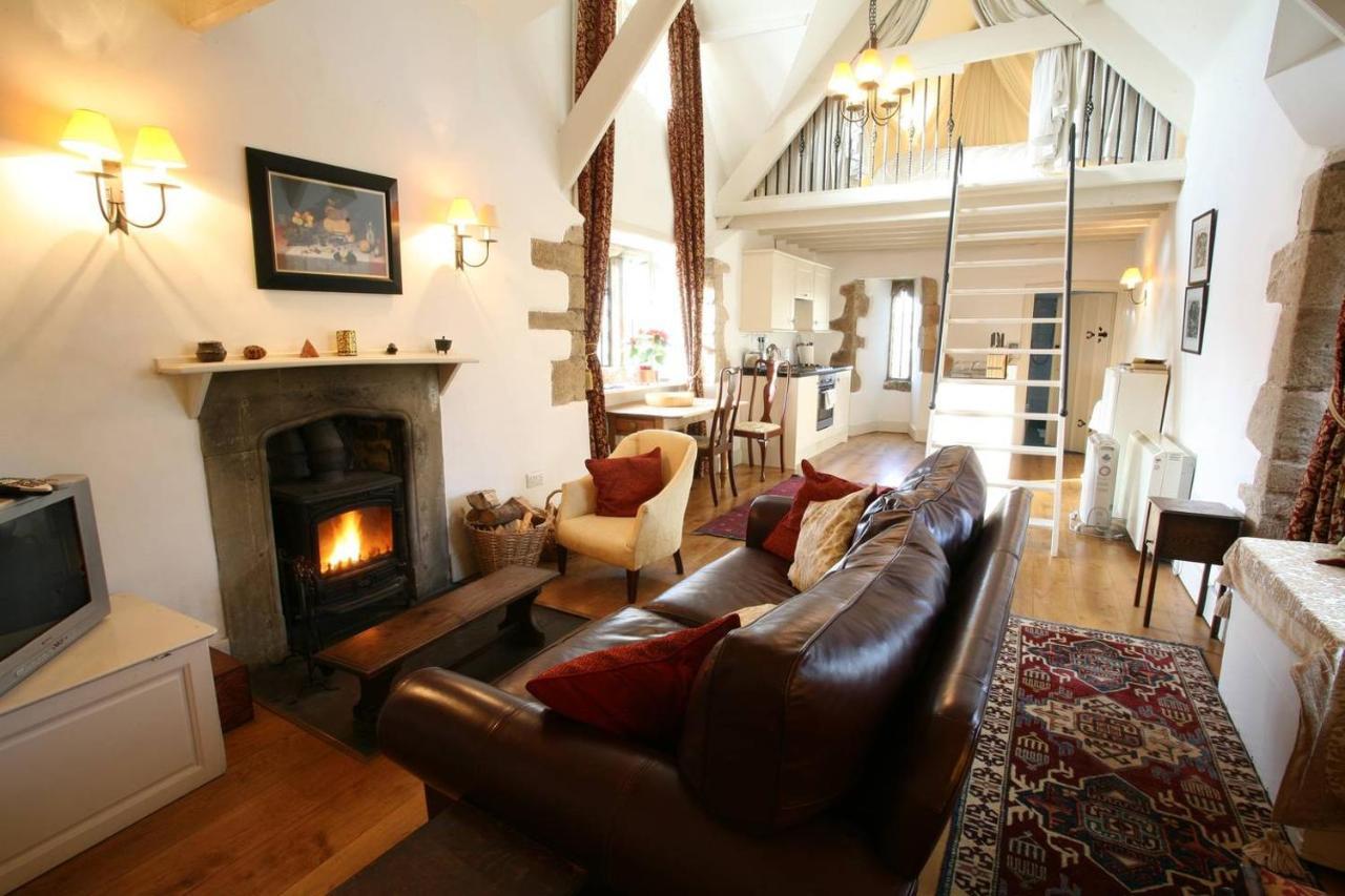 Welsh Gatehouse, Historic Castle Which Can Cater For Electric Vehicle Mathern Exterior foto