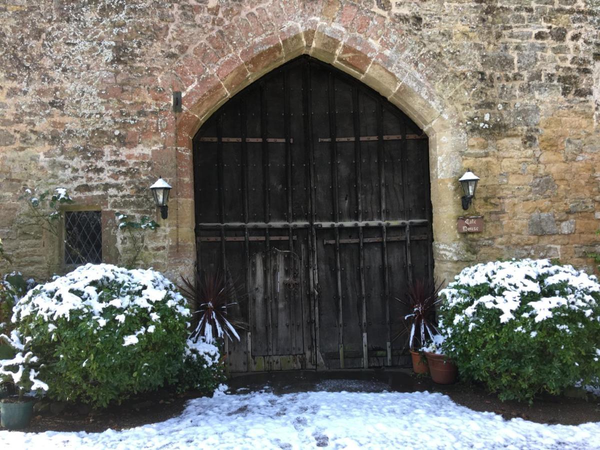 Welsh Gatehouse, Historic Castle Which Can Cater For Electric Vehicle Mathern Exterior foto