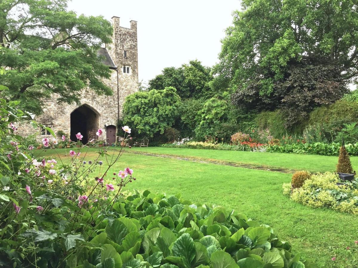 Welsh Gatehouse, Historic Castle Which Can Cater For Electric Vehicle Mathern Exterior foto