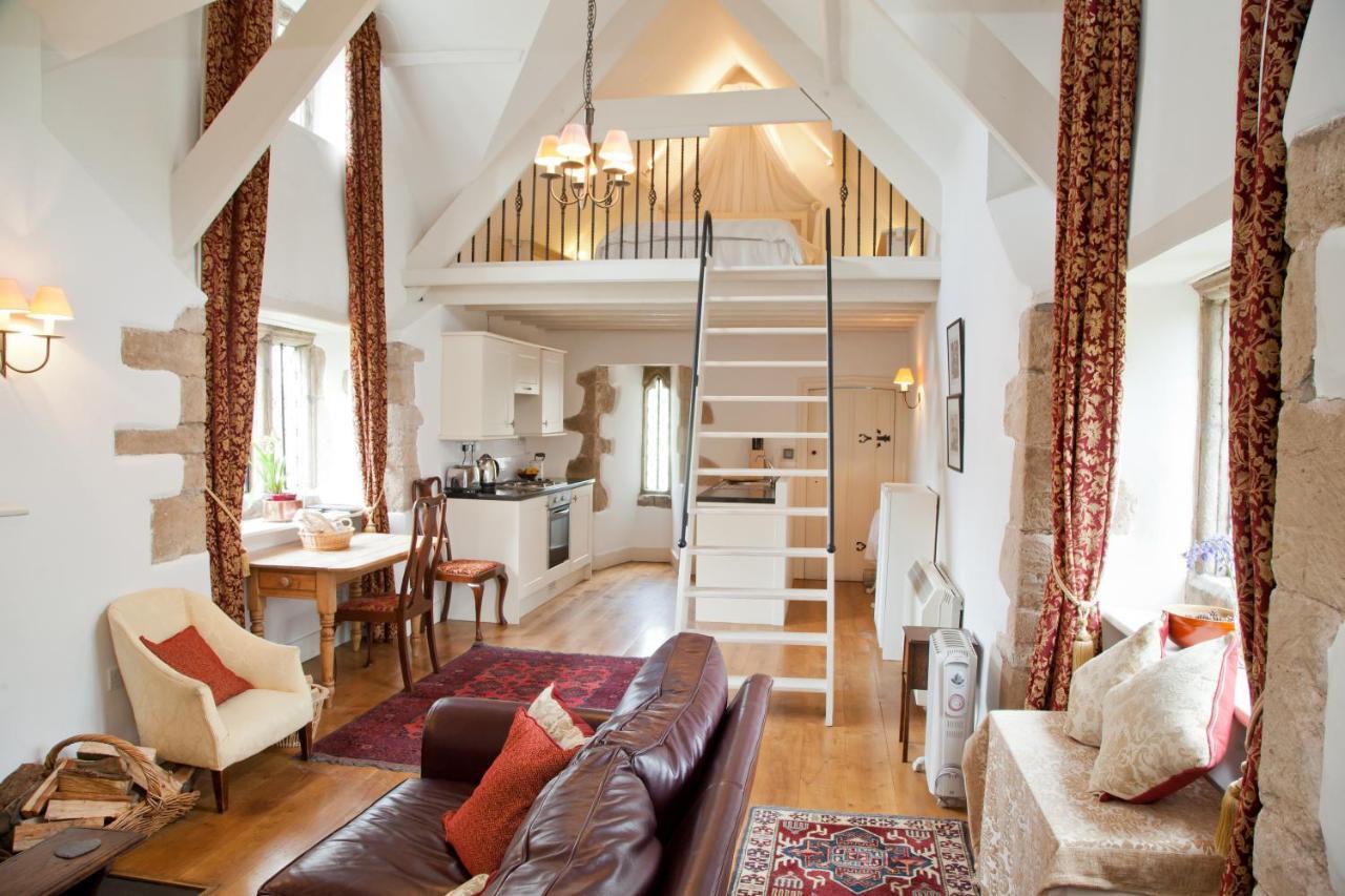 Welsh Gatehouse, Historic Castle Which Can Cater For Electric Vehicle Mathern Exterior foto