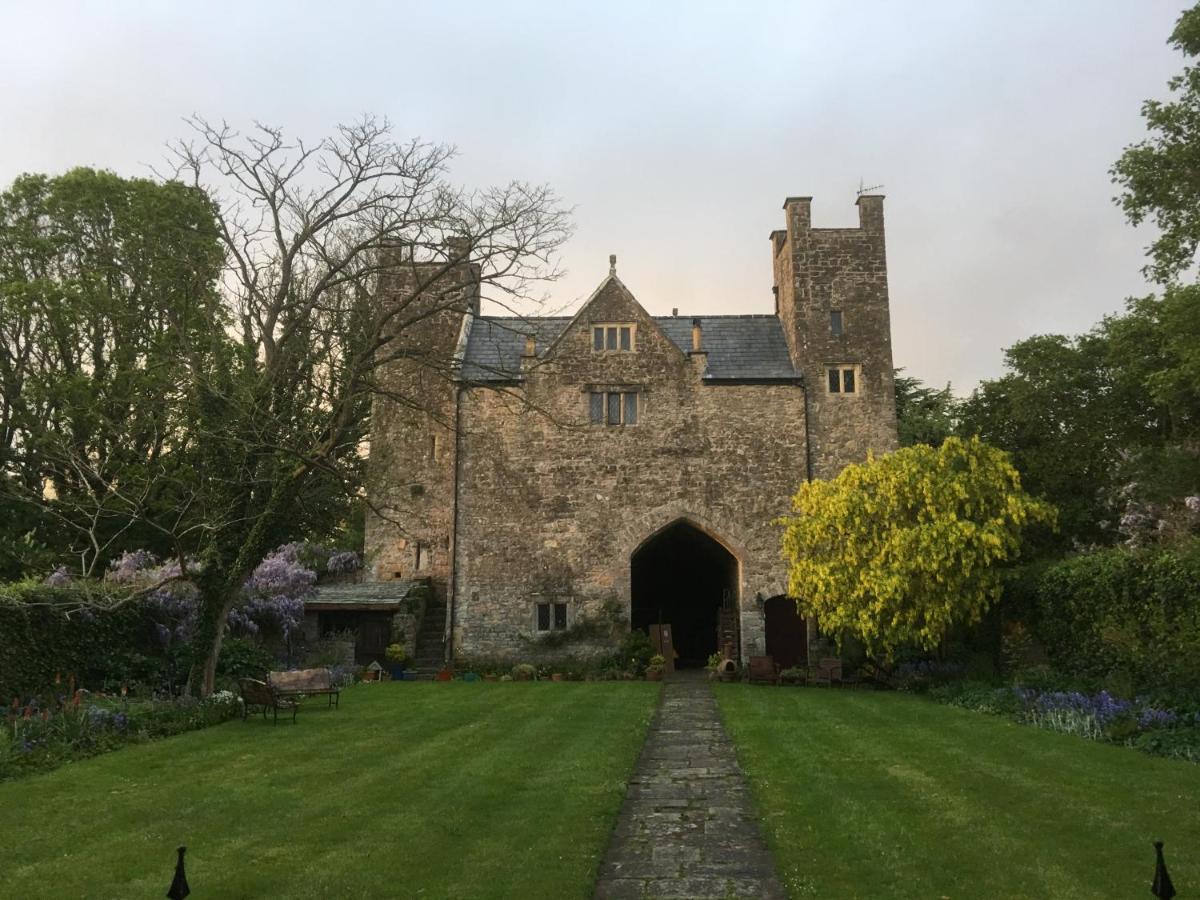 Welsh Gatehouse, Historic Castle Which Can Cater For Electric Vehicle Mathern Exterior foto