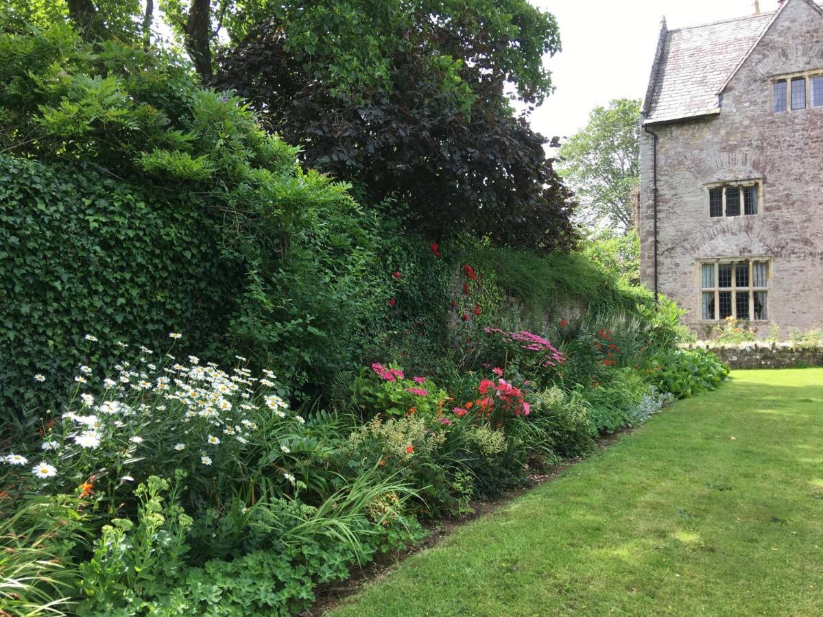 Welsh Gatehouse, Historic Castle Which Can Cater For Electric Vehicle Mathern Exterior foto