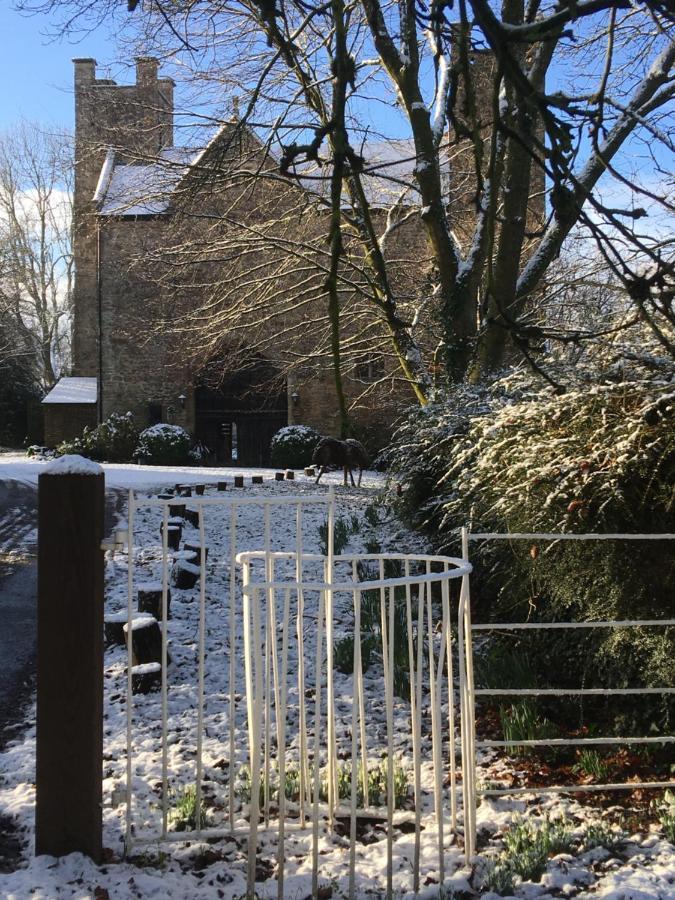 Welsh Gatehouse, Historic Castle Which Can Cater For Electric Vehicle Mathern Exterior foto