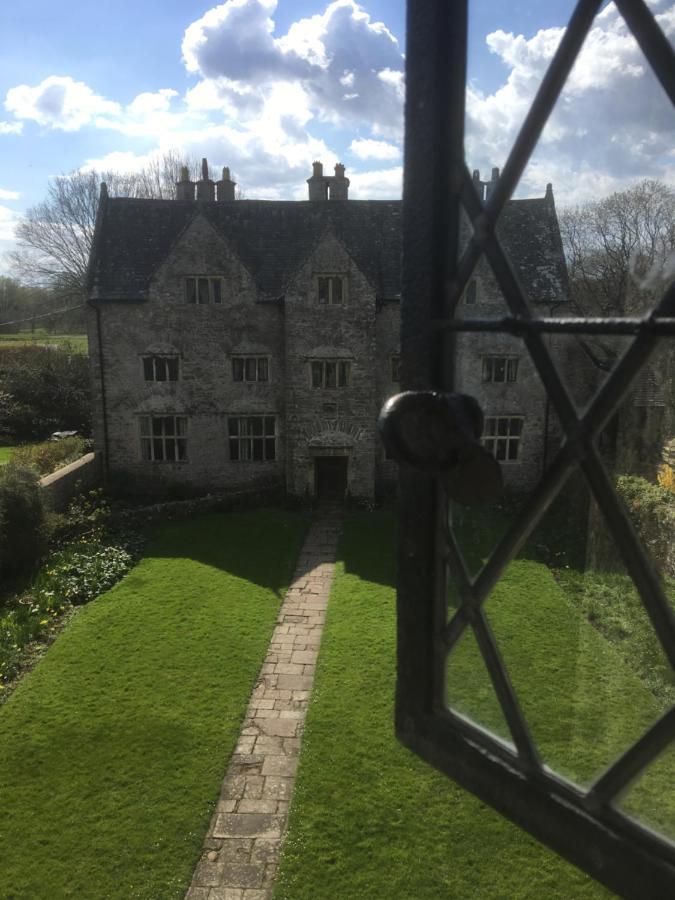 Welsh Gatehouse, Historic Castle Which Can Cater For Electric Vehicle Mathern Exterior foto