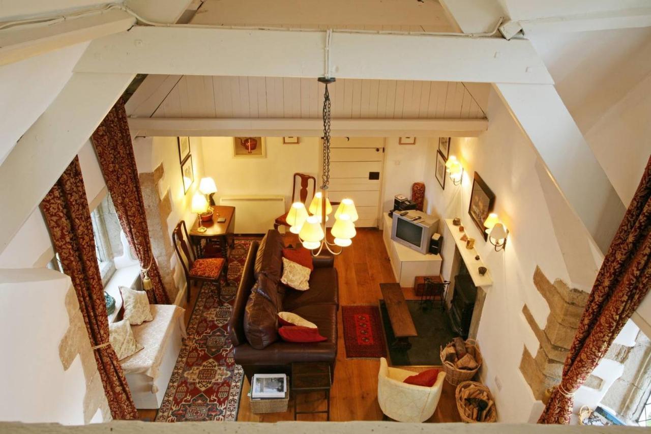 Welsh Gatehouse, Historic Castle Which Can Cater For Electric Vehicle Mathern Exterior foto