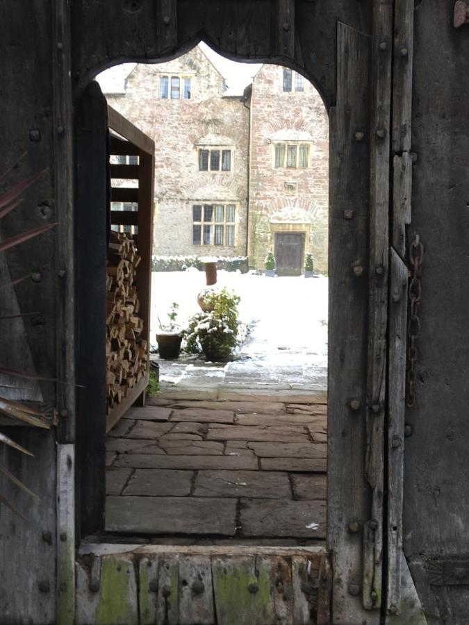 Welsh Gatehouse, Historic Castle Which Can Cater For Electric Vehicle Mathern Exterior foto