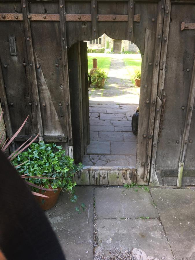 Welsh Gatehouse, Historic Castle Which Can Cater For Electric Vehicle Mathern Exterior foto