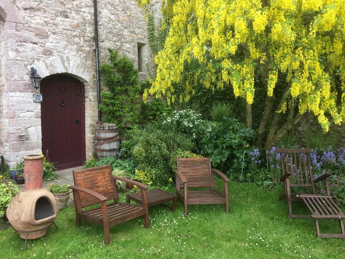 Welsh Gatehouse, Historic Castle Which Can Cater For Electric Vehicle Mathern Exterior foto