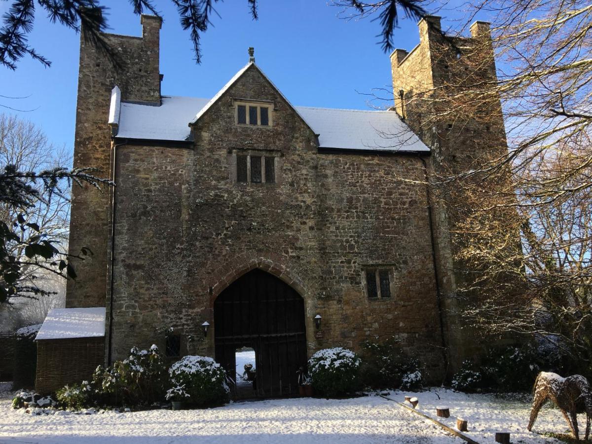 Welsh Gatehouse, Historic Castle Which Can Cater For Electric Vehicle Mathern Exterior foto