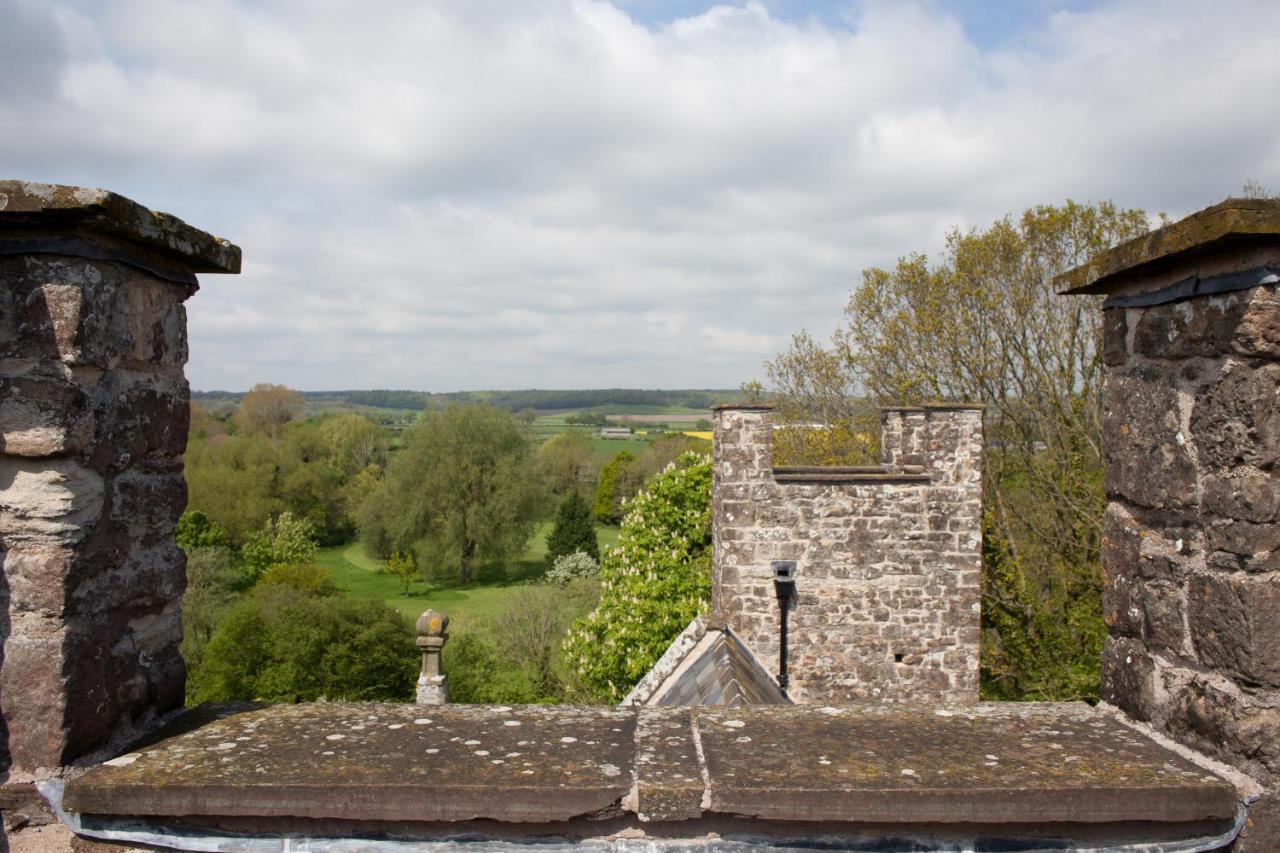 Welsh Gatehouse, Historic Castle Which Can Cater For Electric Vehicle Mathern Exterior foto