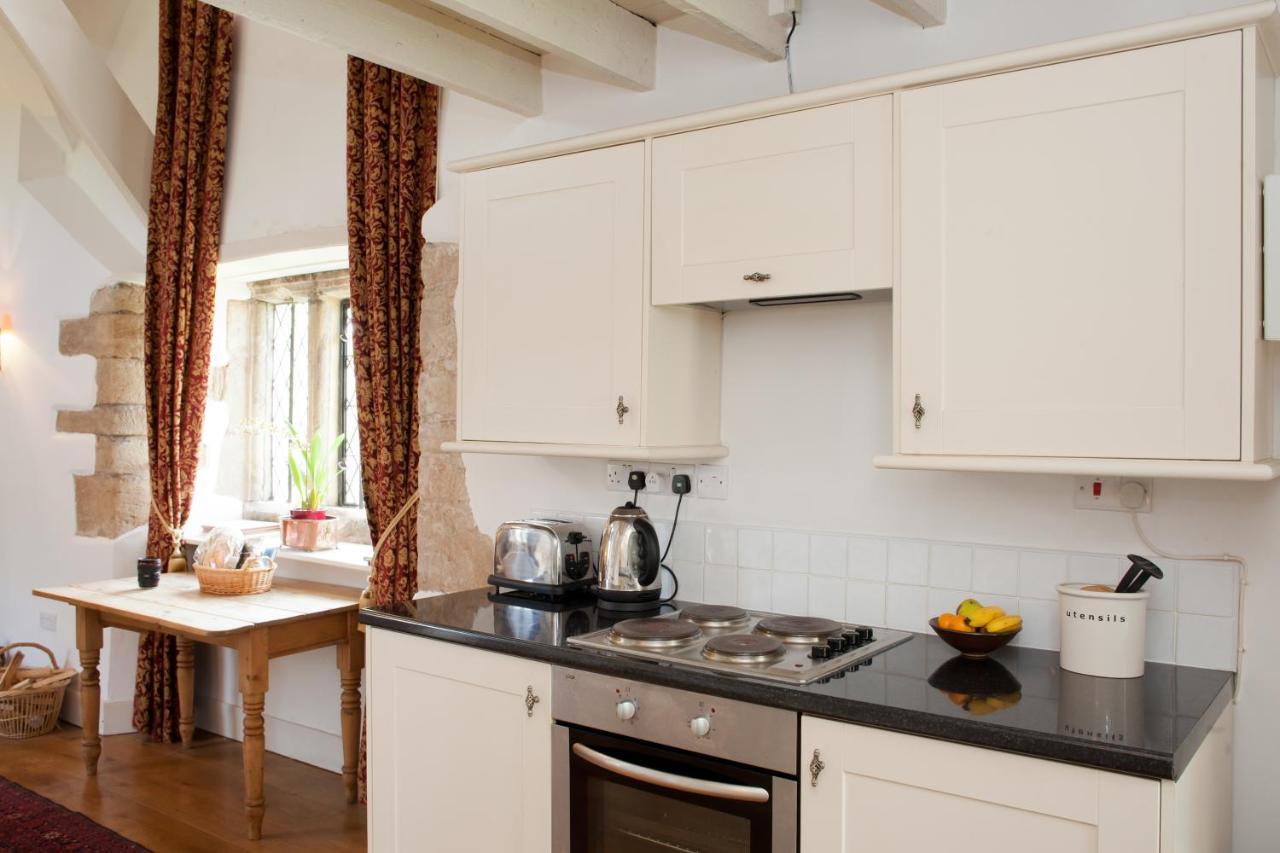 Welsh Gatehouse, Historic Castle Which Can Cater For Electric Vehicle Mathern Exterior foto