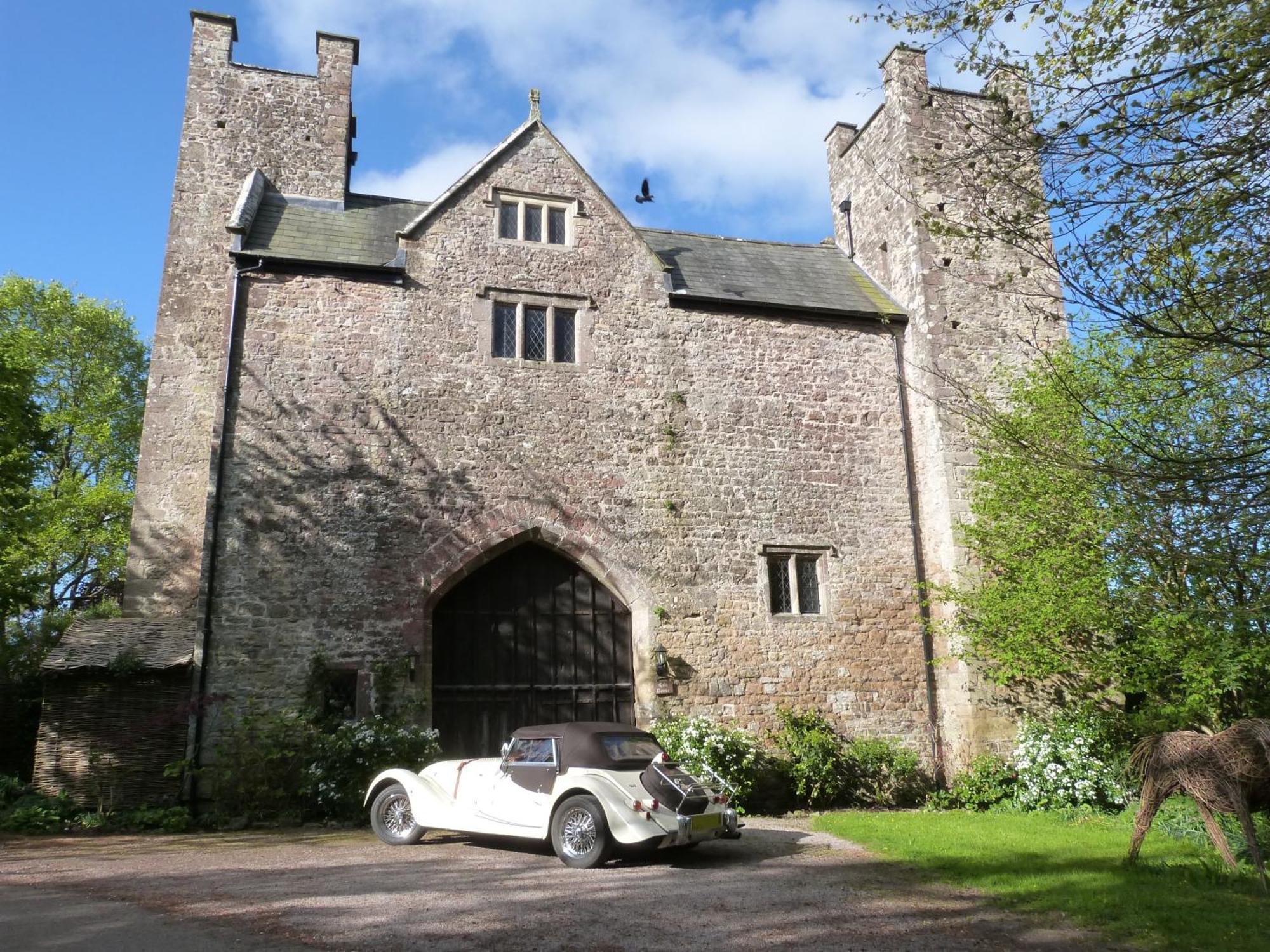 Welsh Gatehouse, Historic Castle Which Can Cater For Electric Vehicle Mathern Exterior foto