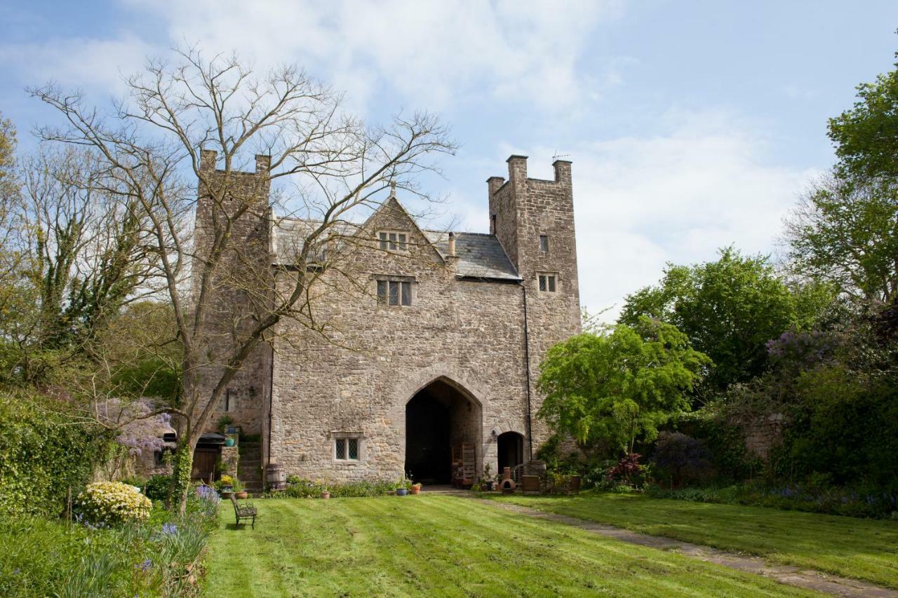 Welsh Gatehouse, Historic Castle Which Can Cater For Electric Vehicle Mathern Exterior foto