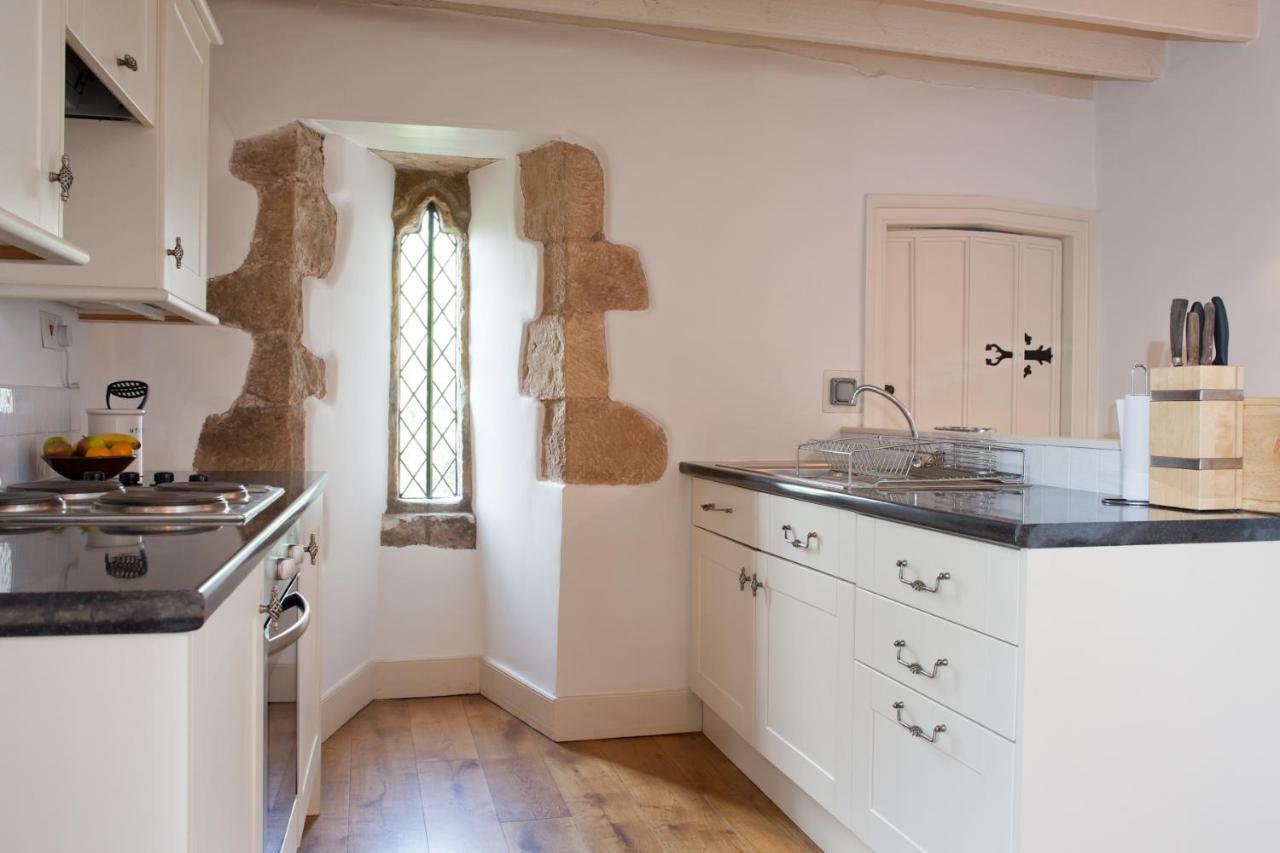 Welsh Gatehouse, Historic Castle Which Can Cater For Electric Vehicle Mathern Exterior foto